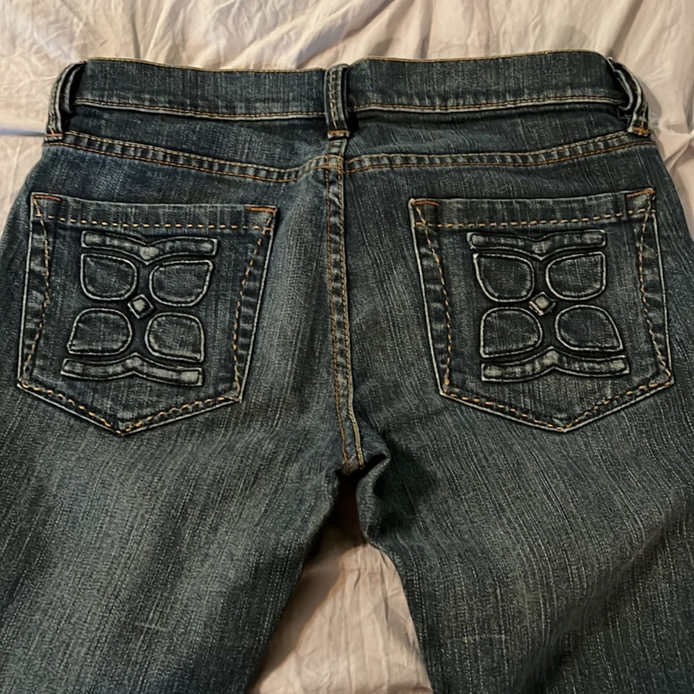 BCBG Maxazria jeans low rise Flare Jeans Excellent condition. Sz 28